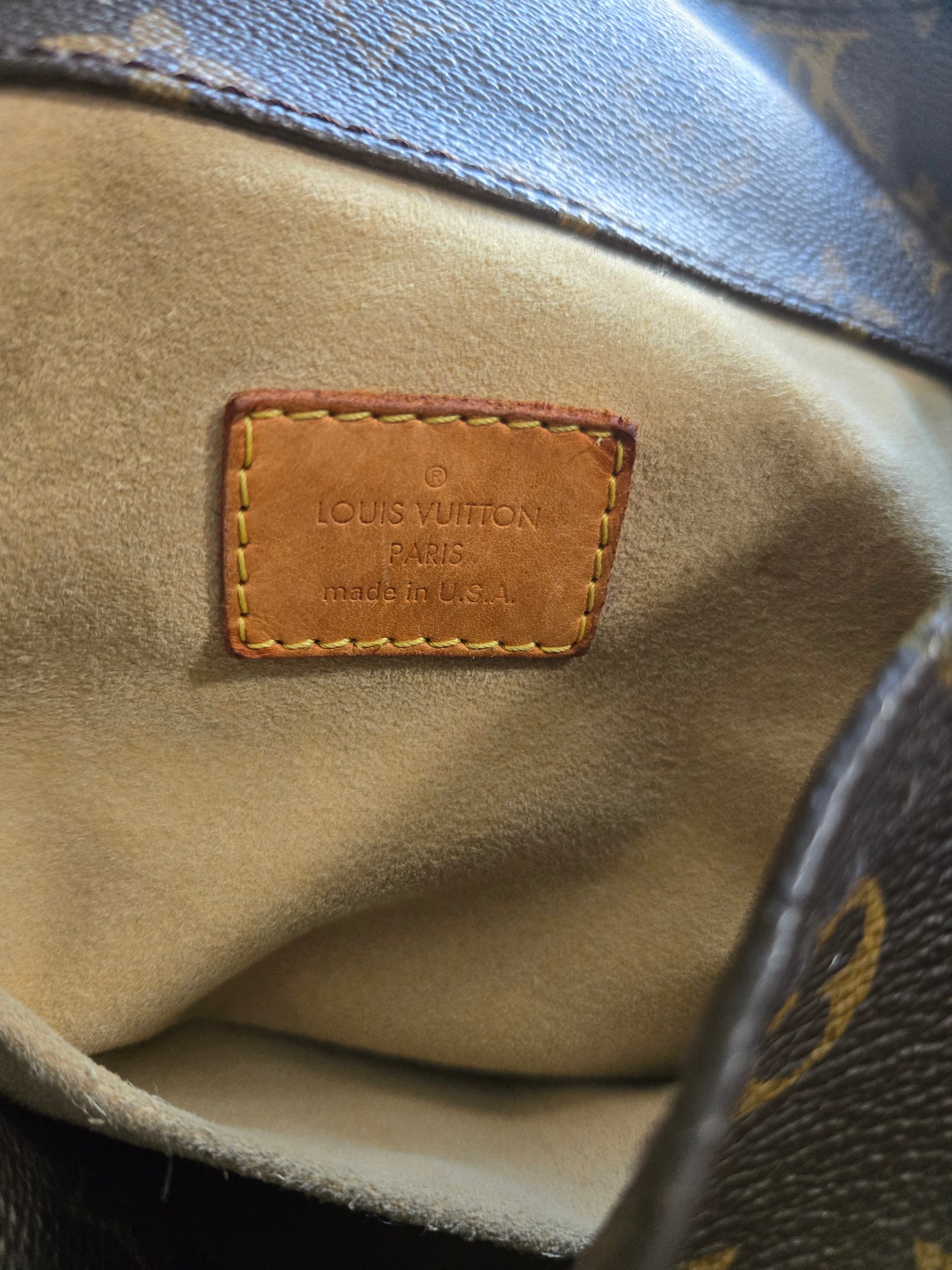 Louis Vuitton Artsy MM pre-owned is guaranteed 100% authentic