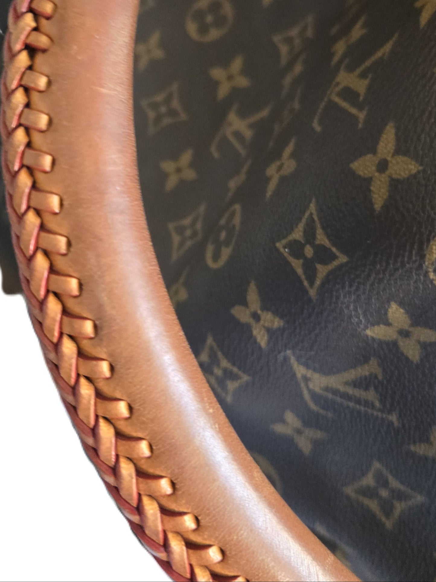 Louis Vuitton Artsy MM pre-owned is guaranteed 100% authentic