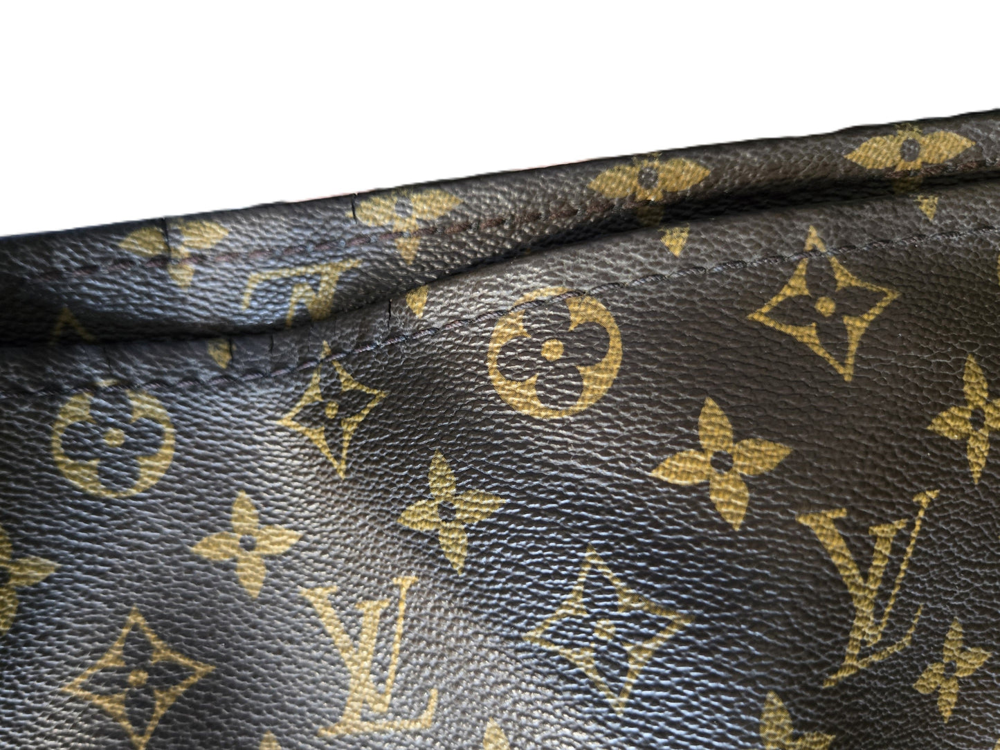 Louis Vuitton Artsy MM pre-owned is guaranteed 100% authentic