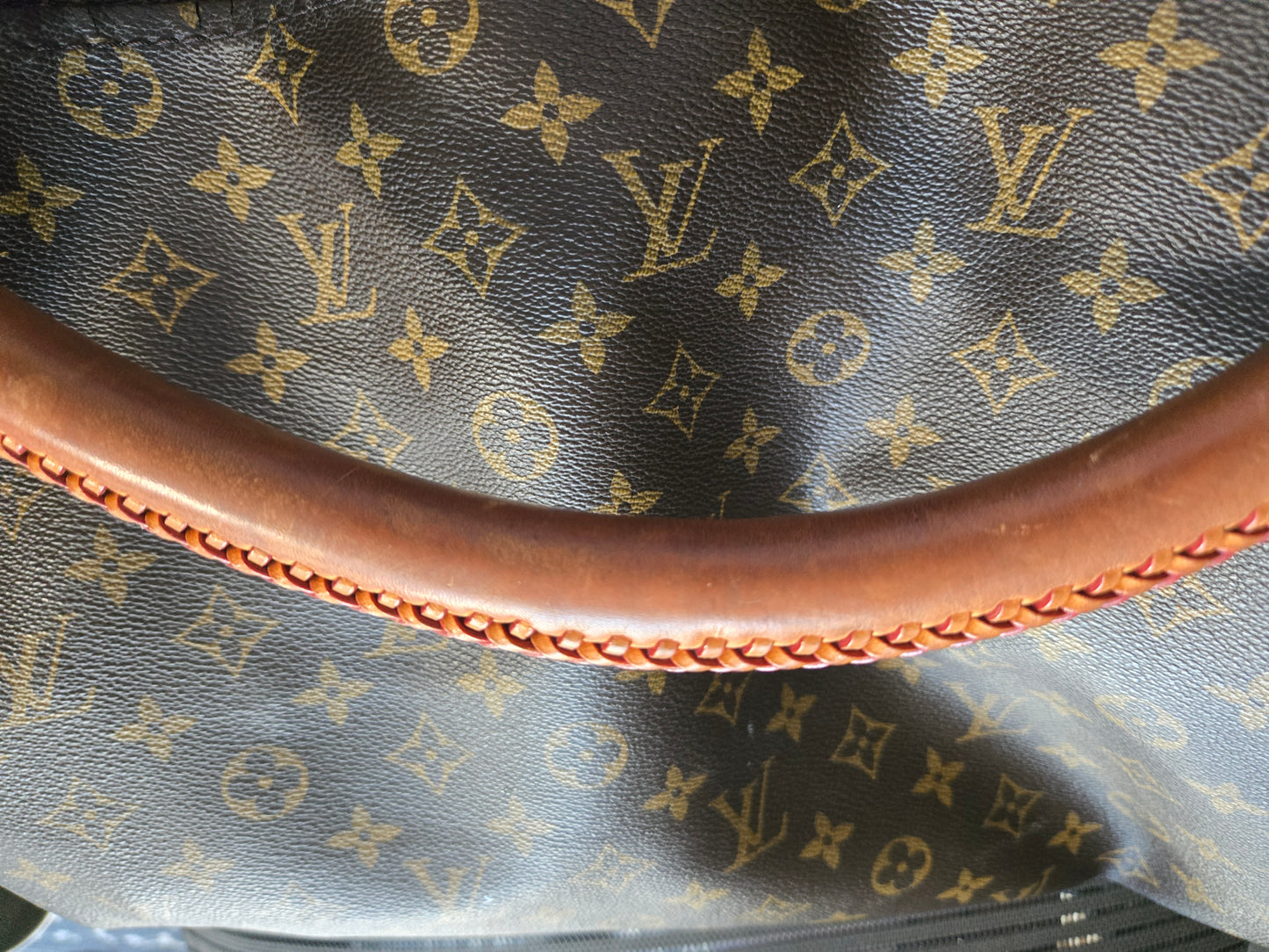 Louis Vuitton Artsy MM pre-owned is guaranteed 100% authentic