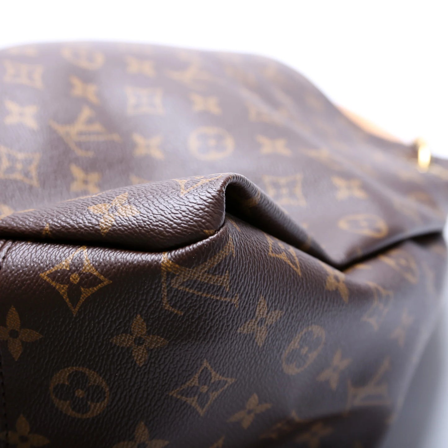 Louis Vuitton Artsy MM pre-owned is guaranteed 100% authentic